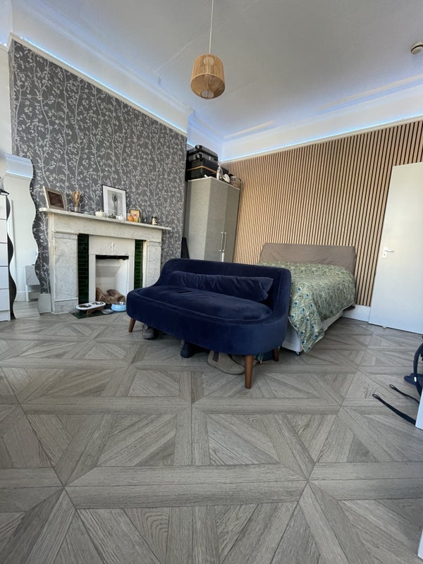 Flat Baron's Court Road in Greater London