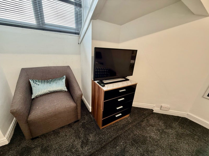 Room Barlow Moor Road in Manchester