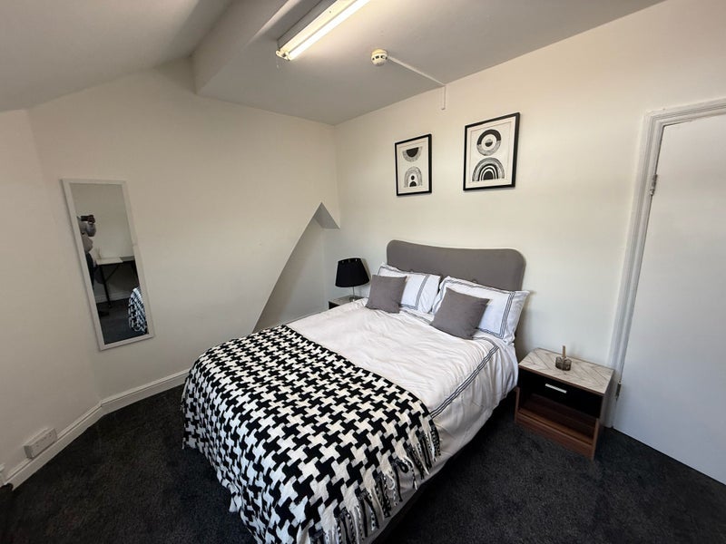Room Barlow Moor Road in Manchester