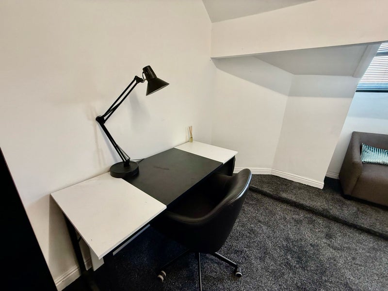 Room Barlow Moor Road in Manchester