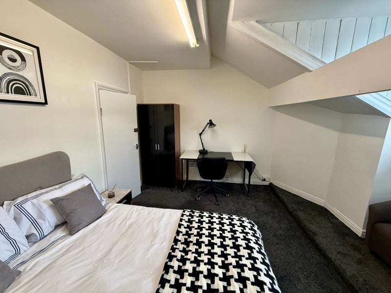 Room Barlow Moor Road in Manchester