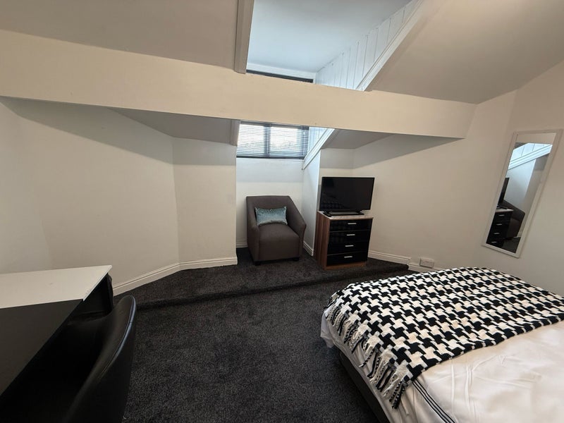Room Barlow Moor Road in Manchester