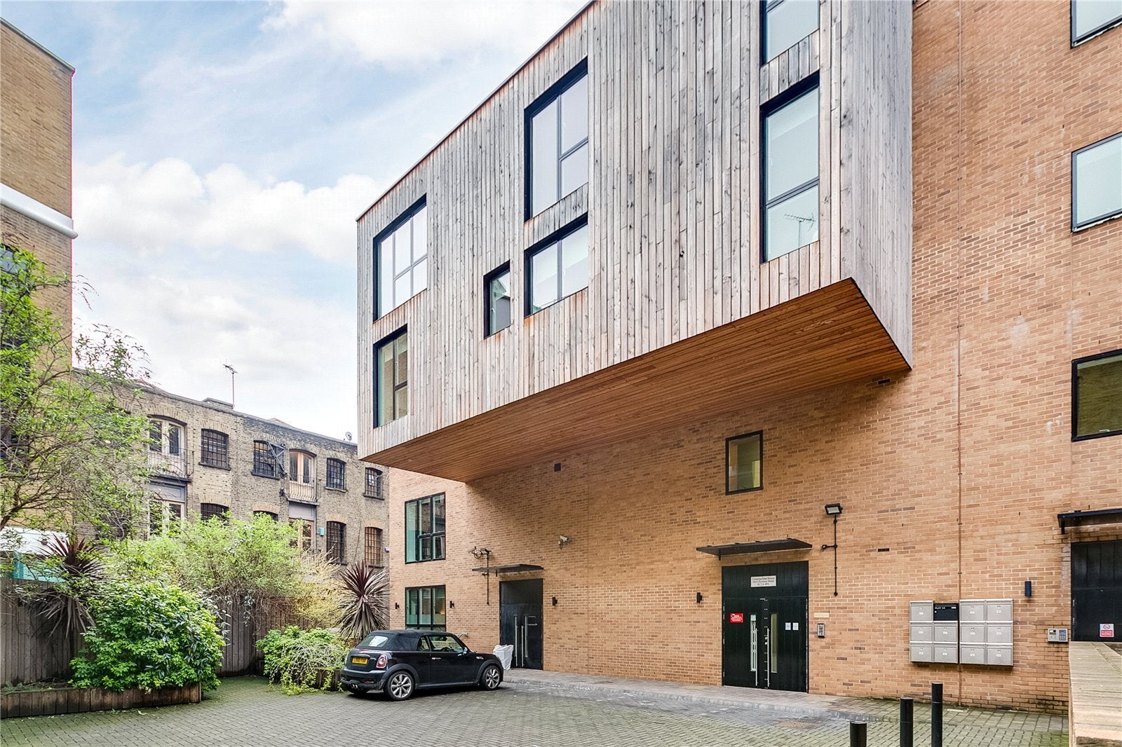 Flat Phipp Street in Greater London