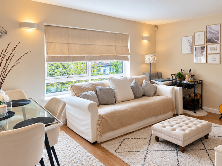 Flat Sunningfields Road in Greater London