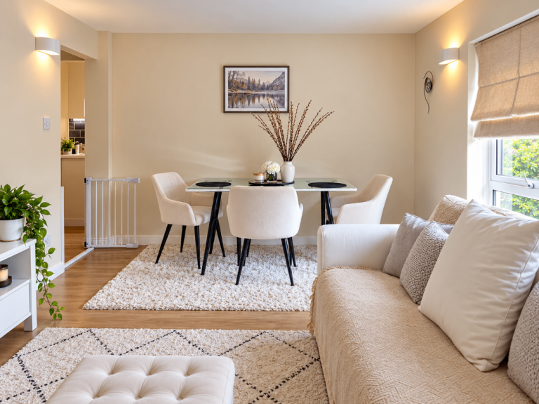 Flat Sunningfields Road in Greater London