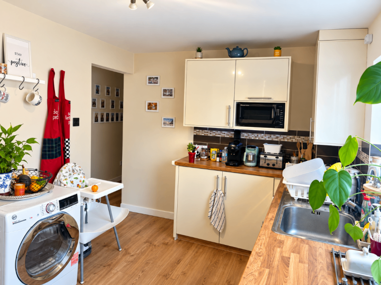 Flat Sunningfields Road in Greater London