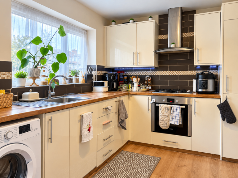 Flat Sunningfields Road in Greater London