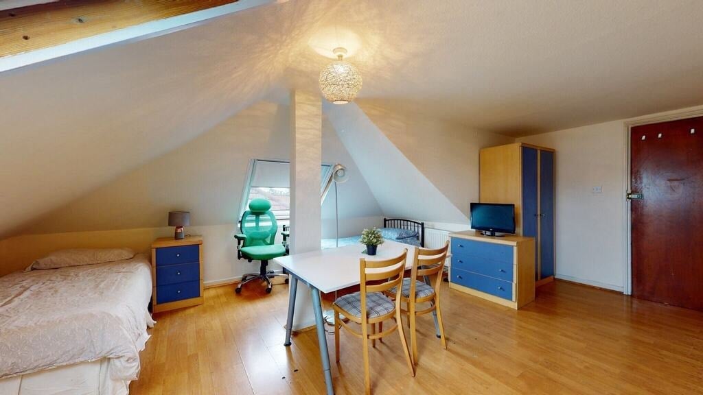 Room Cranhurst Road in Greater London