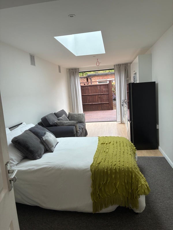 Flat Burlington Avenue in Slough