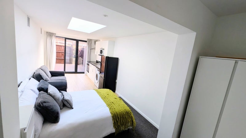 Flat Burlington Avenue in Slough