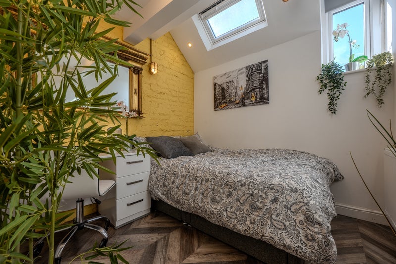 Room Balmoral Road in Manchester