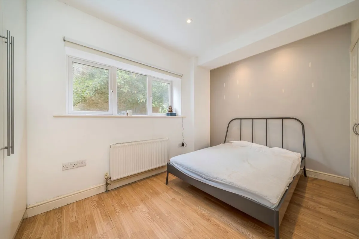 Flat Hawarden Grove in Greater London