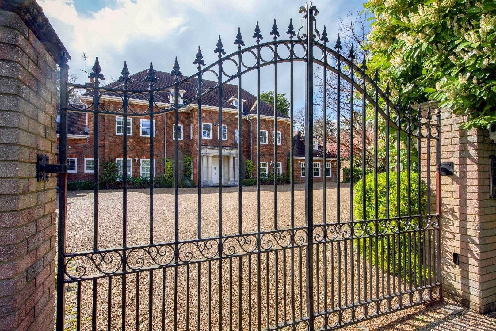House Queens Drive in Elmbridge