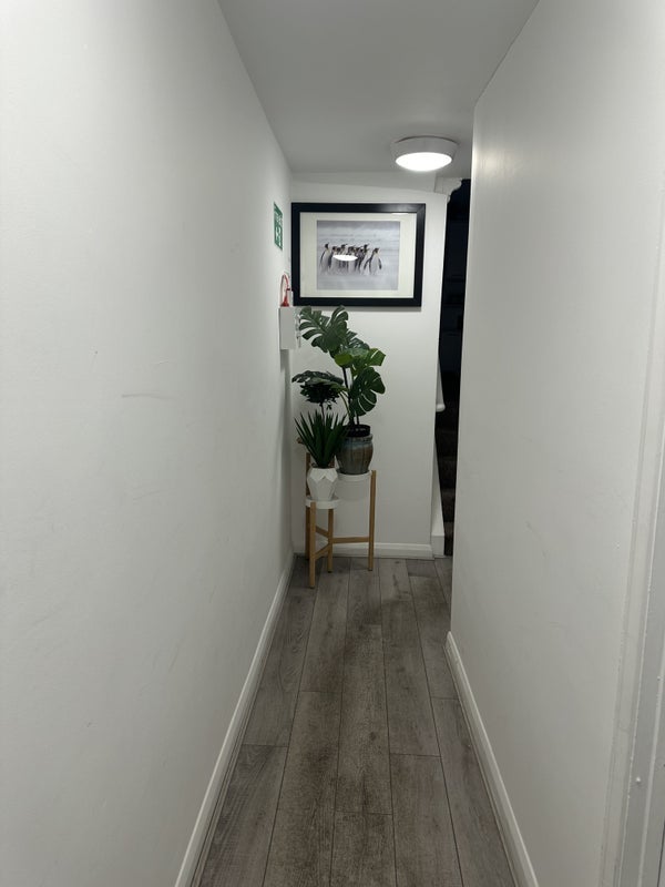 Flat Clapham High Street in Greater London
