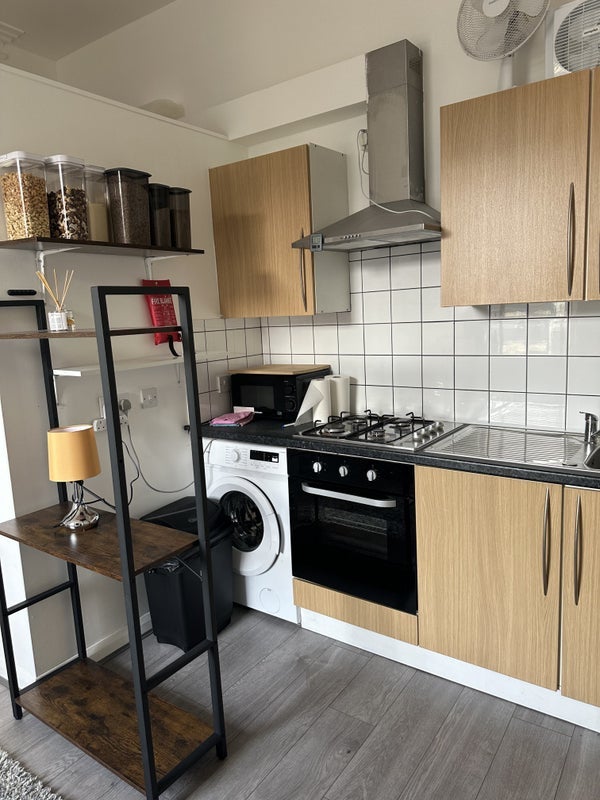 Flat Clapham High Street in Greater London