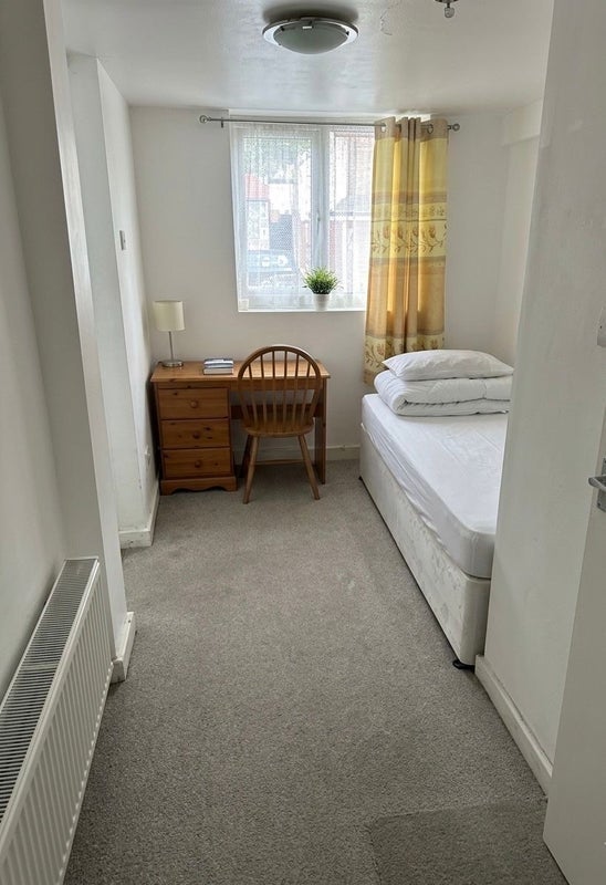 Room Midhurst Avenue in Greater London