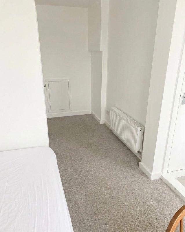 Room Midhurst Avenue in Greater London