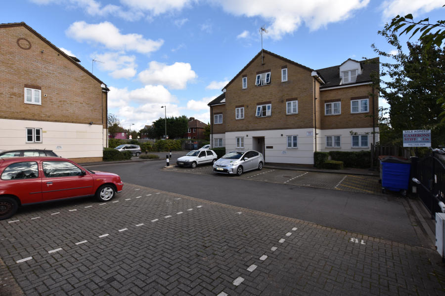 Flat Dover Close in Greater London