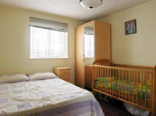 Flat Dover Close in Greater London