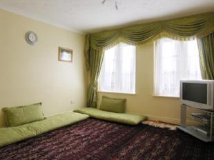 Flat Dover Close in Greater London
