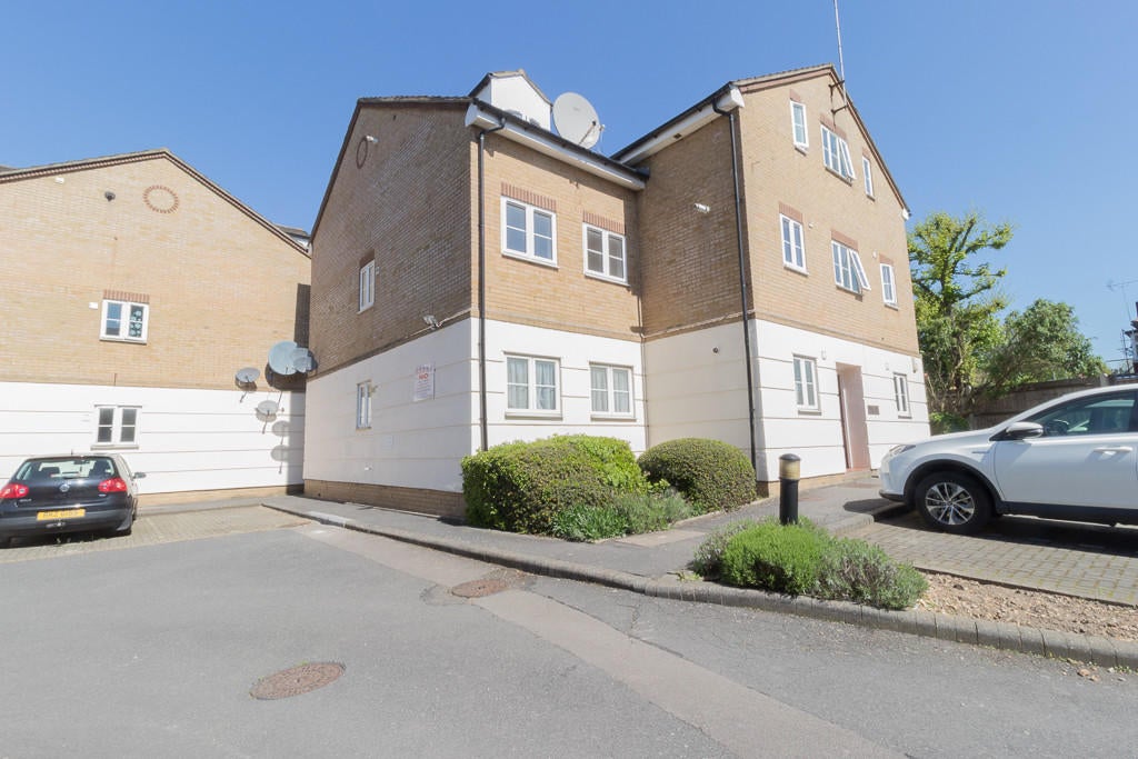Flat Dover Close in Greater London