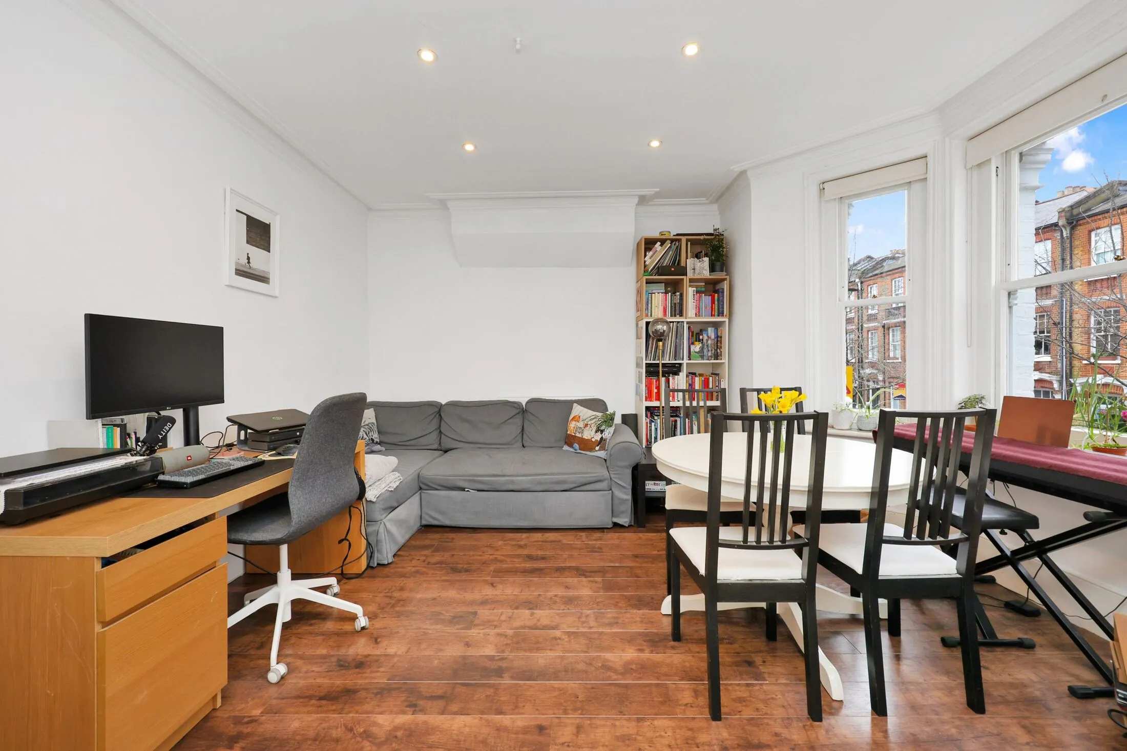 Flat Hackford Road in Greater London