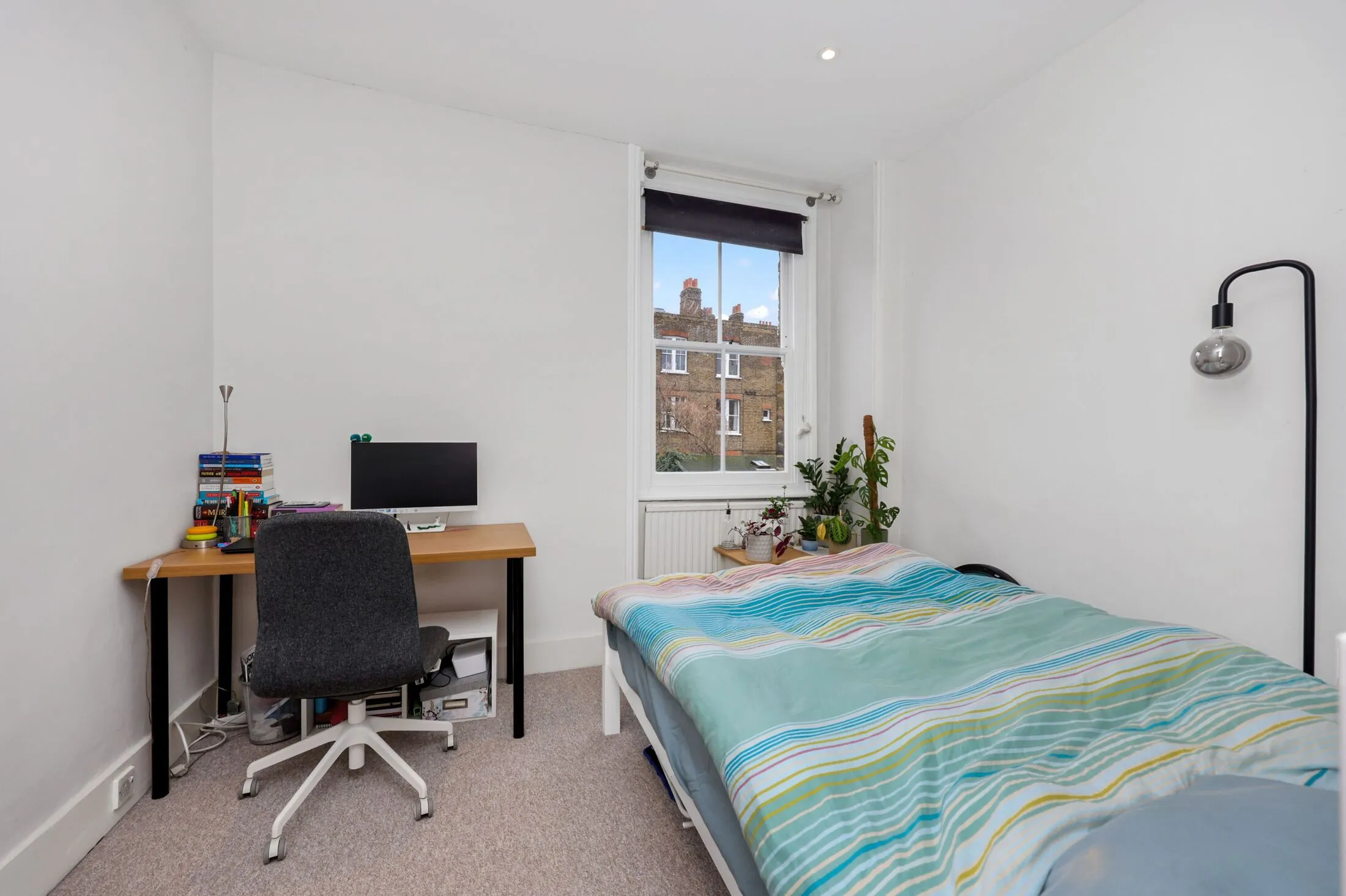 Flat Hackford Road in Greater London