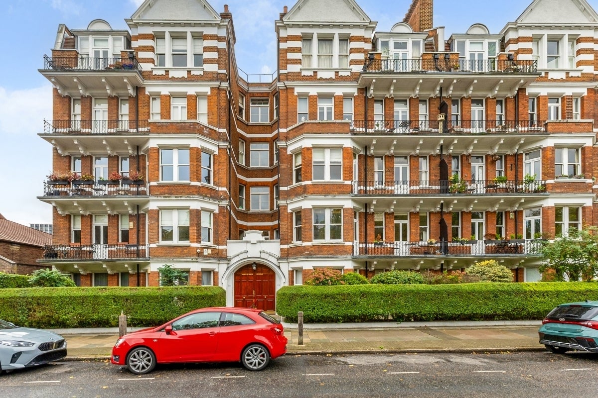 Flat Prince of Wales Drive in Greater London