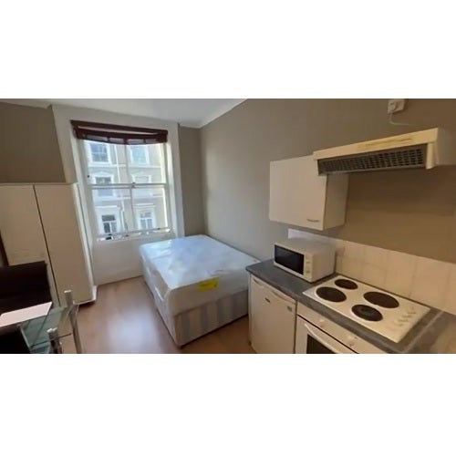 Flat Hogarth Road in Greater London