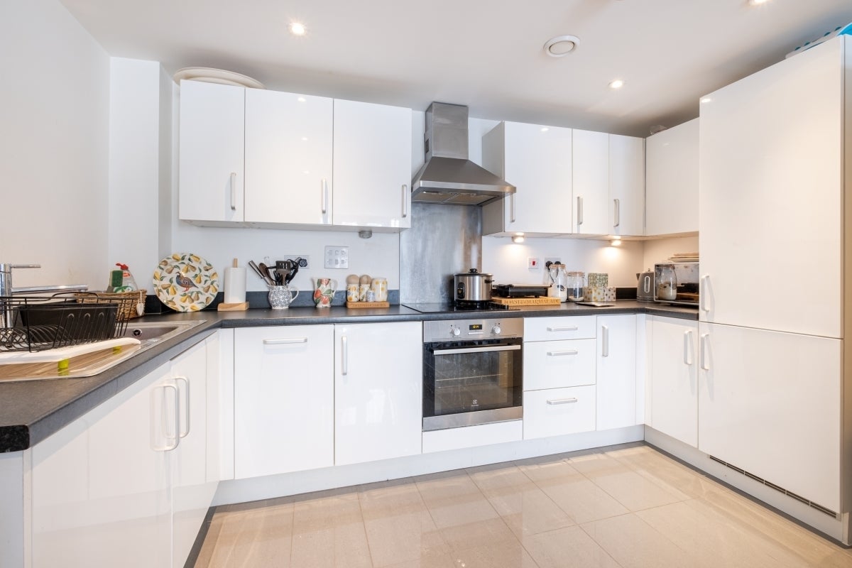 Flat Garratt Lane in Greater London