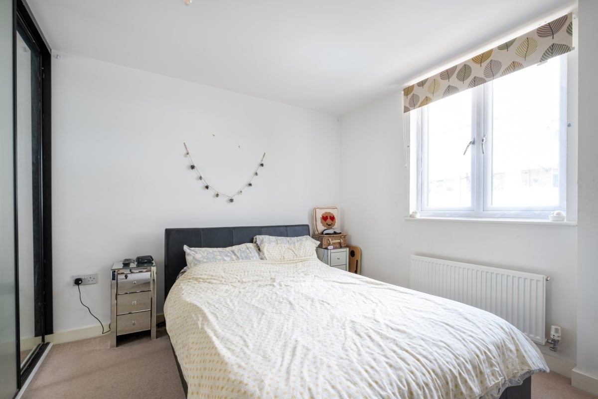 Flat Garratt Lane in Greater London