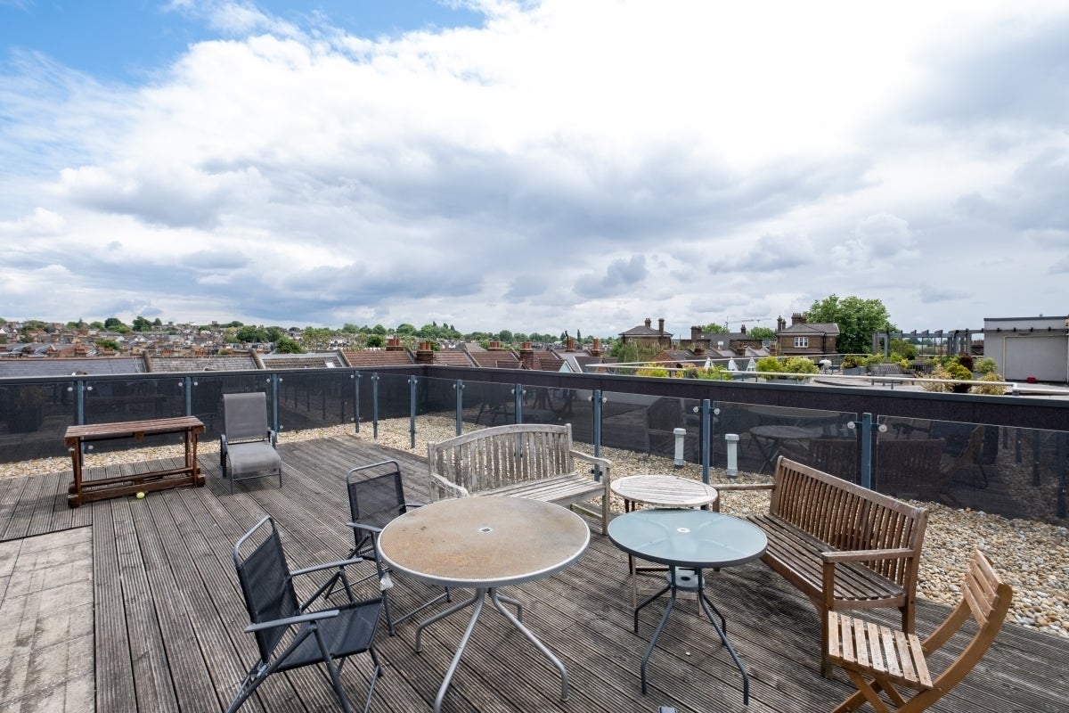 Flat Garratt Lane in Greater London