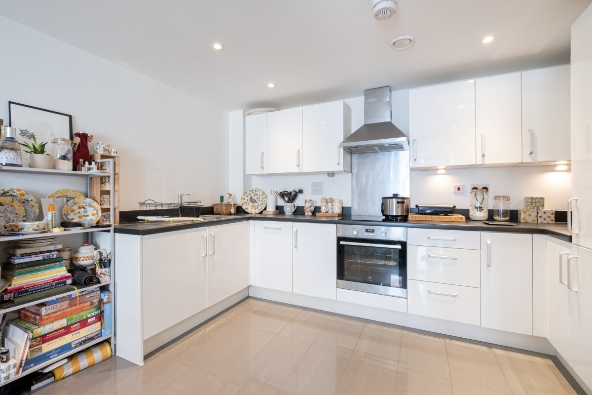 Flat Garratt Lane in Greater London
