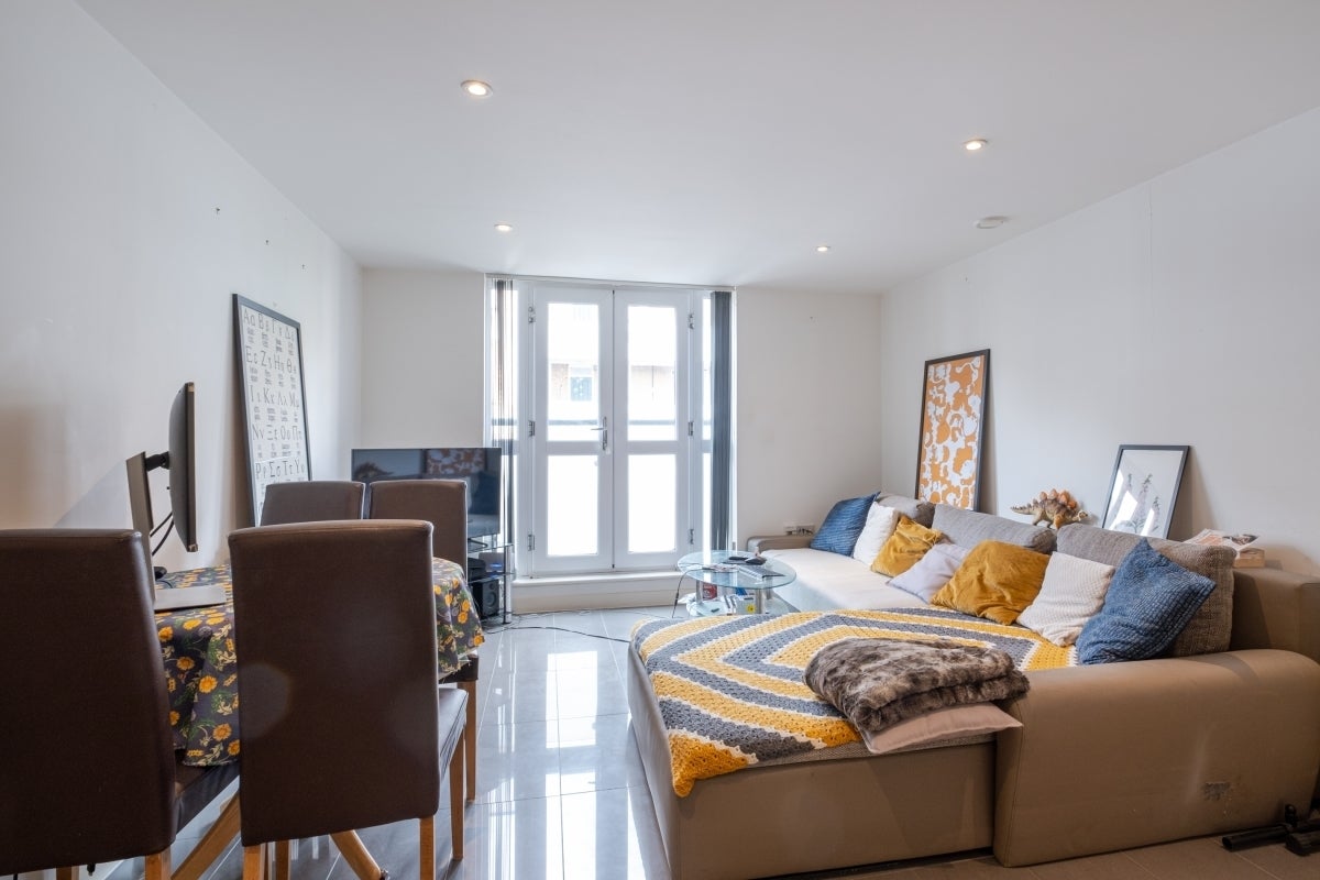 Flat Garratt Lane in Greater London