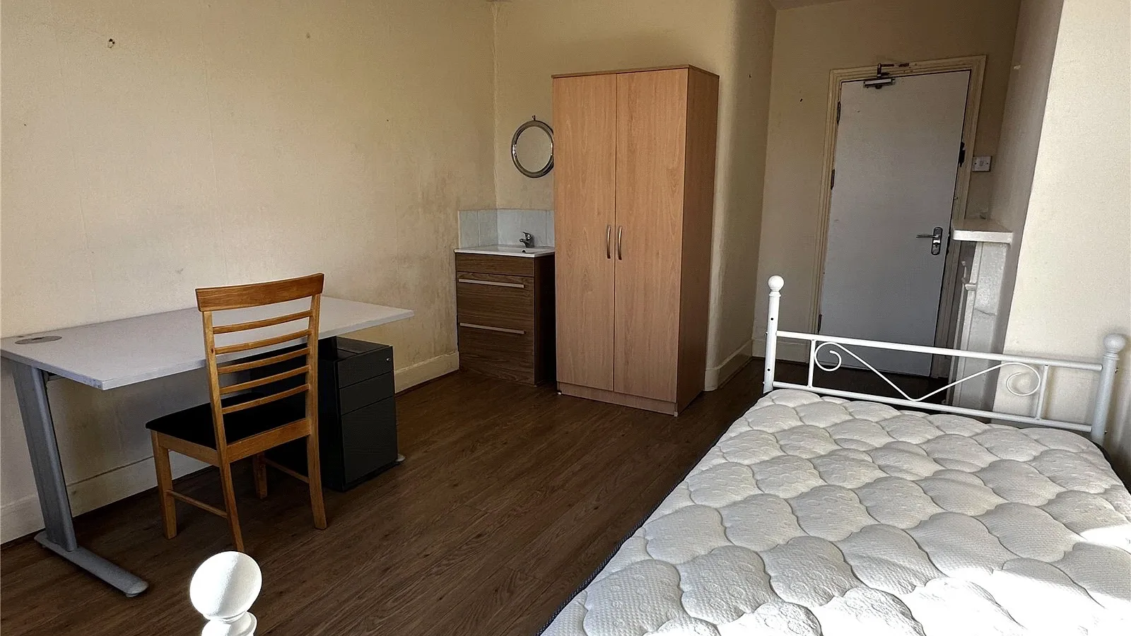 Room Myddleton Road in Greater London