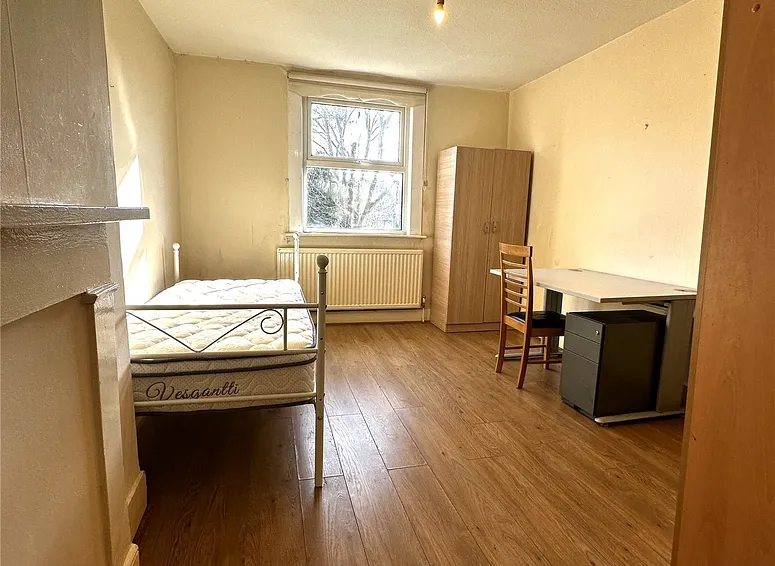 Room Myddleton Road in Greater London