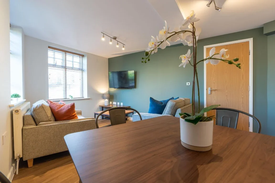 Flat Jesmond Road in Newcastle upon Tyne