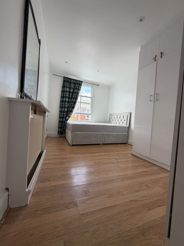 Room Portobello Road in Greater London
