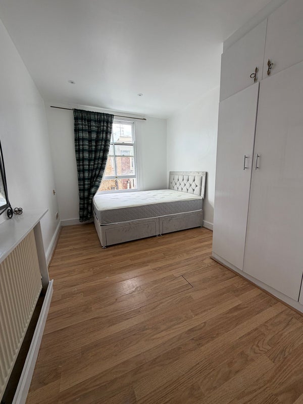 Room Portobello Road in Greater London