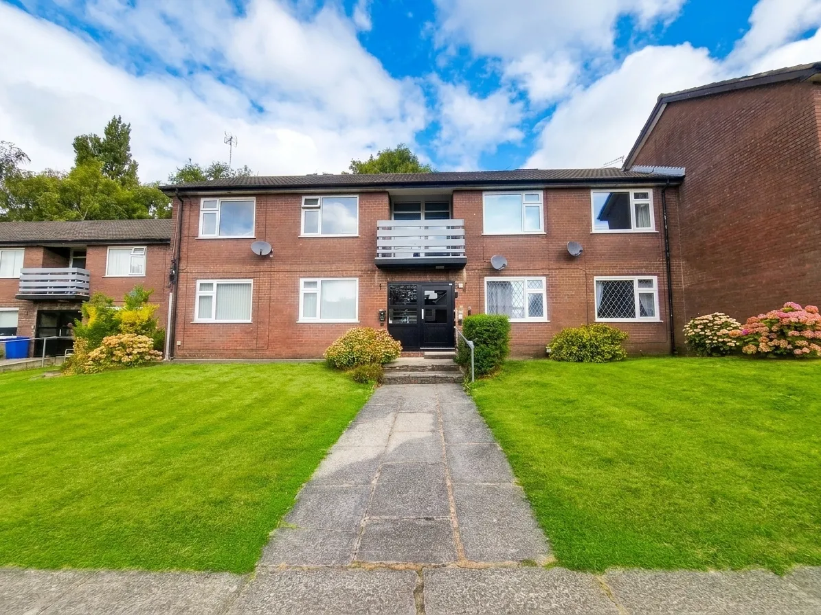 Flat Heywood Gardens in Prestwich