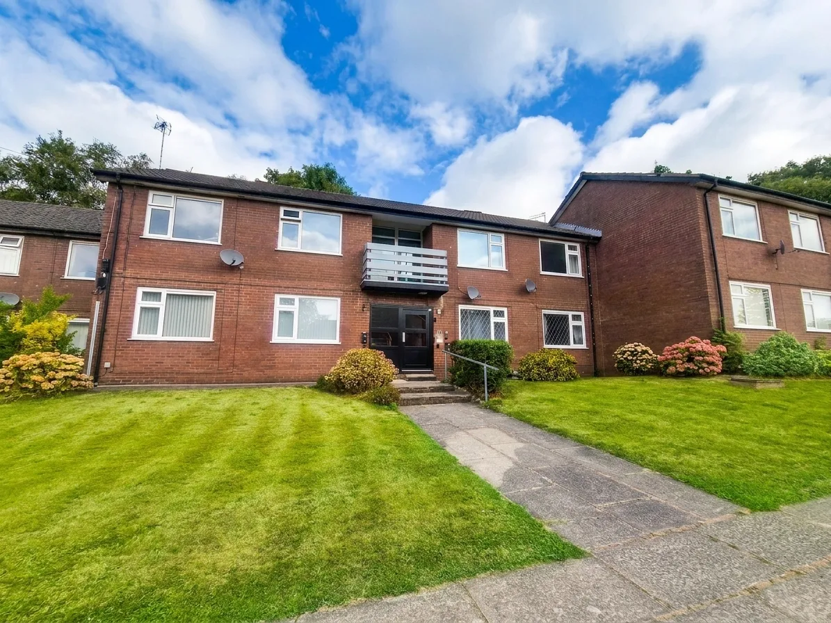 Flat Heywood Gardens in Prestwich