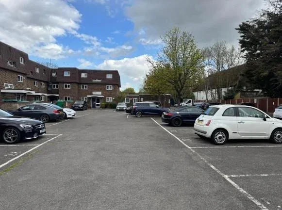 Flat Bath Road in Greater London