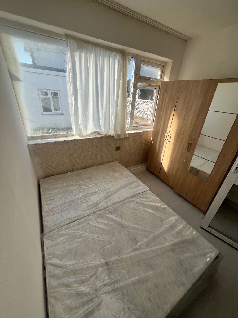Flat Garden Way in Greater London