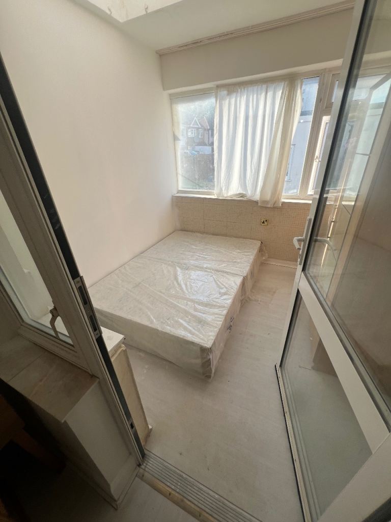 Flat Garden Way in Greater London
