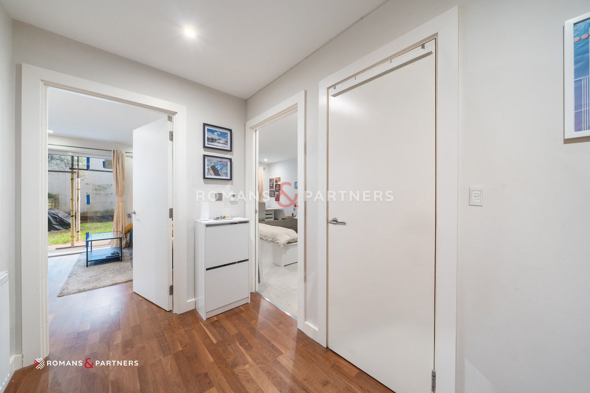 Flat Wharf Street in Greater London