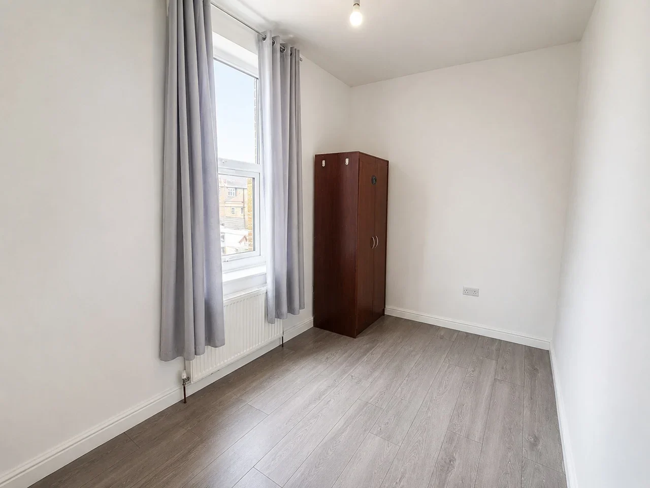Flat Eagle Road in Greater London