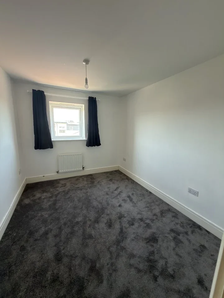 Flat Bowling Green Close in Milton Keynes