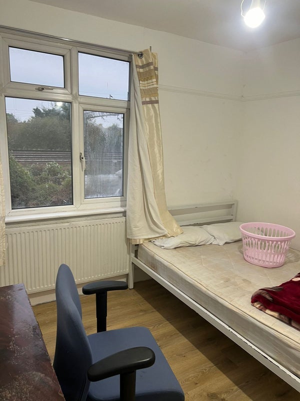 Room St John's Road in Greater London
