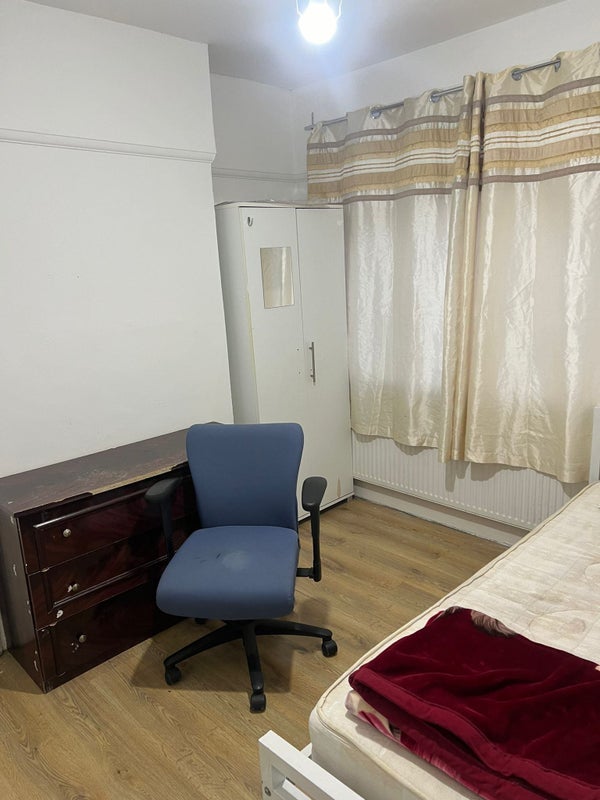 Room St John's Road in Greater London