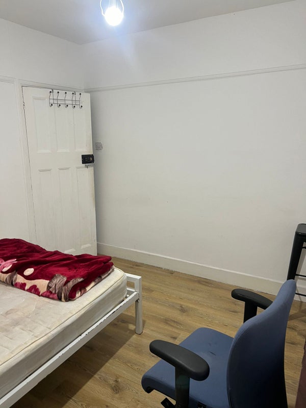 Room St John's Road in Greater London